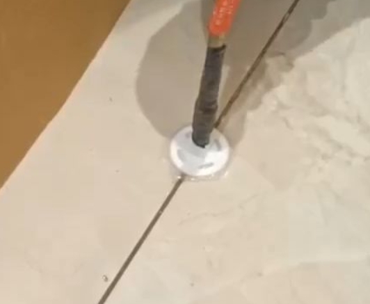 白云鄂博瓷砖空鼓维修公司专业解答瓷砖在铺贴过程中，如果没有涂抹均匀到位的粘结材料（如水泥砂浆或瓷砖胶），可能会导致以下问题